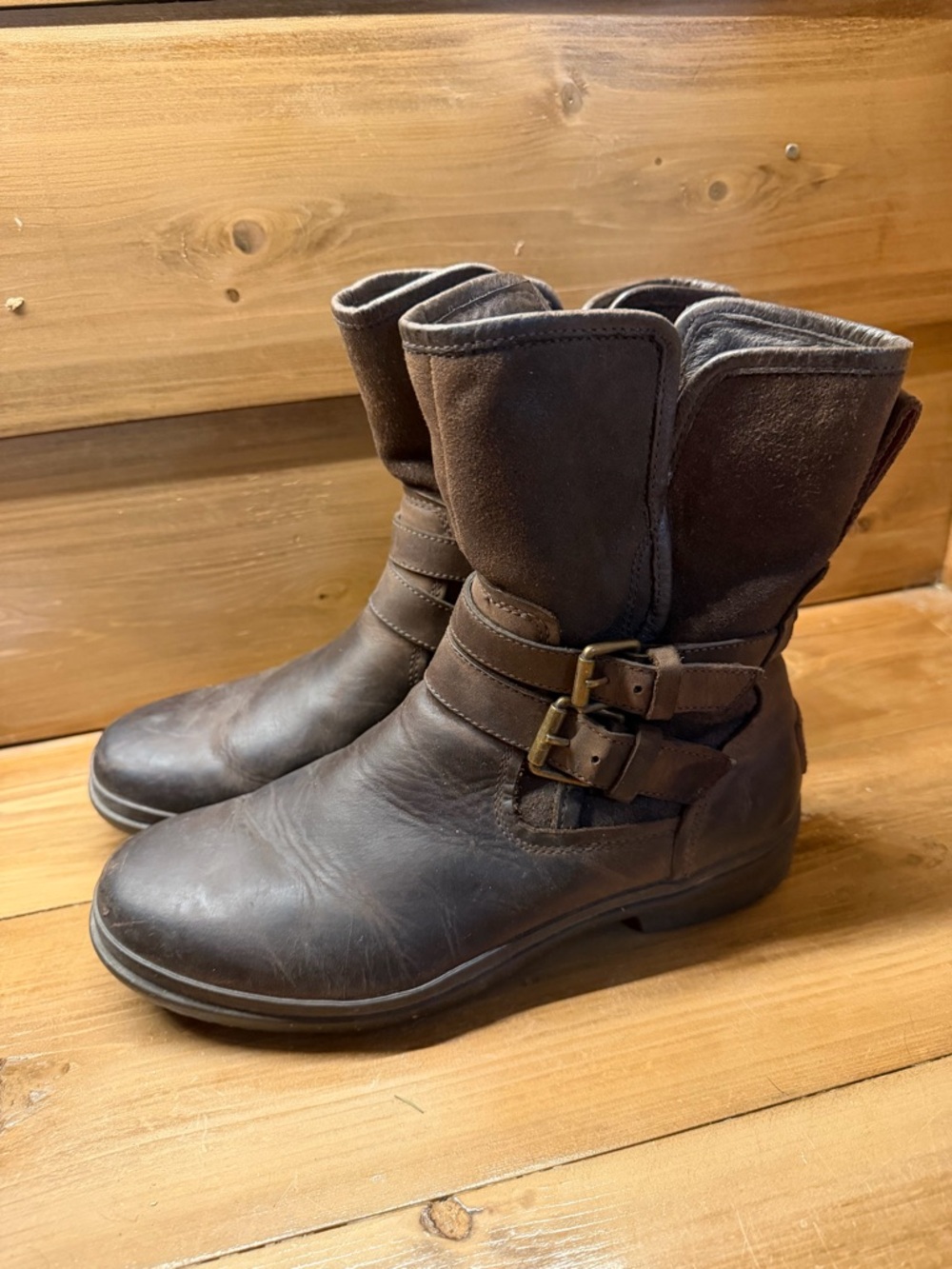 UGG Women’s Simmons Waterproof Leather Shearling Boot Interior